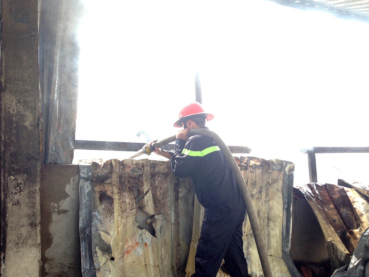 Lính cứu hỏa dập lửa tại hiện trường vụ cháy