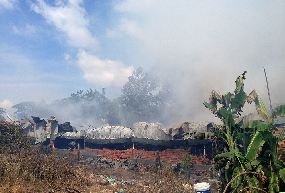 Cháy sát trường mầm non, sơ tán khẩn cấp hơn 300 học sinh - 3