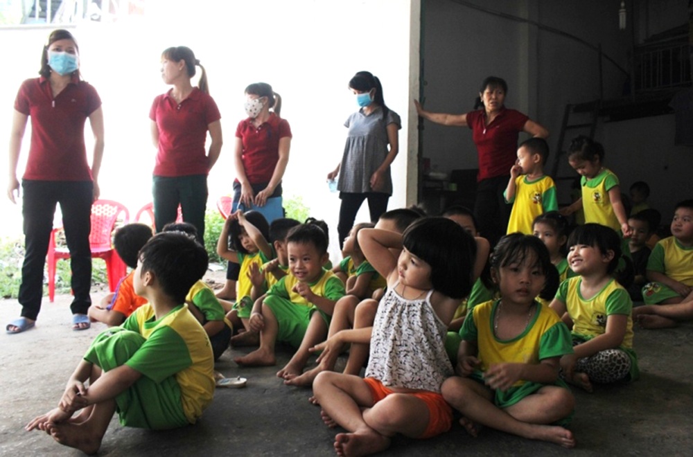 Các em học sinh được sơ tán đến nơi an toàn