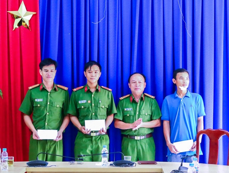 Lộ diện nghi phạm giết người trốn truy nã sau vụ “nữ quái” đâm công an - 2 Công an tỉnh Bình Dương khen thưởng những cá nhân có thành tích trong vụ bắt đôi nam nữ cướp giật