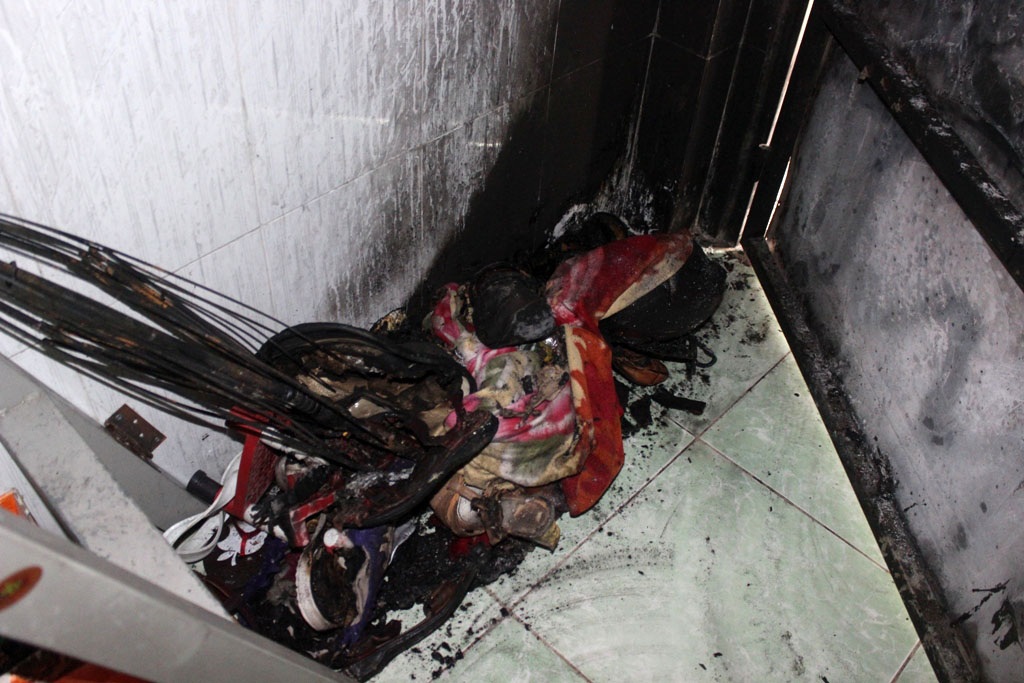 Đồ đạc bên trong căn phòng bị cháy rụi