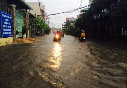 Mưa lớn kéo dài, phố ngập lênh láng - 3 Hẻm nhỏ cũng ngập sâu