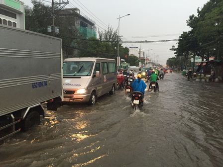 Mưa lớn kéo dài, phố ngập lênh láng - 2 Đường lớn ngập