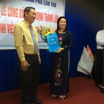 Ông Lê Văn Tâm - Phó chủ tịch UBND TP Cần Thơ trao quyết định thành lập bệnh viện cho bác sĩ Bùi Thị Lệ Phi, giám đốc sở Y tế TP Cần Thơ