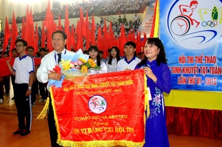 TS Nguyễn Thị Nghĩa - Thứ trưởng Bộ Giáo dục & Đào tạo tặng cờ lưu niệm cho đơn vị đăng cai hội thi.