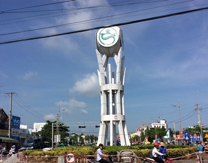 Cần Thơ "loay hoay" với vòng xoay tiền tỷ - 3 ... bây giờ chiếc đồng hồ được thay bằng biểu tượng của thành phố Cần Thơ