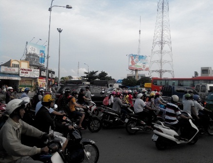 Cần Thơ "loay hoay" với vòng xoay tiền tỷ - 5 Vòng xoay ở cầu Hưng Lợi thường xuyên bị kẹt xe