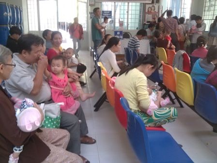 Cần Thơ: Tiêm vắc xin 5 trong 1 diễn ra trật tự, nhanh chóng - 1 Sáng nay có khá đông phụ huynh đưa con đến Trung tâm Y tế dự phòng Cần Thơ để tiêm vắc xin