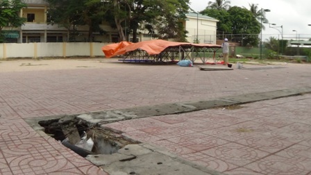 Bên trong NTN nhiều nơi bị sụp, lún ống cống lộ ra sắt nhọn hoắt chĩa lên rất nguy hiểm