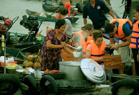 Cần Thơ: Chợ nổi vào xuân - 5 Chỉ 10 nghìn đồng cho một ly cà phê hoặc tô hủ tiếu, nhưng sẽ là hương vị khó quên mỗi khi nhớ đến Cái Răng