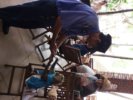 Khỉ đang bán vé số cho khách