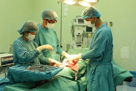 Tưởng béo lên, hoá ra u nang buồng trứng nặng 4kg - 1 Ê kíp bác sĩ đang phẫu thuật cắt khối u cho bệnh nhân D. (ảnh bệnh viện cung cấp)