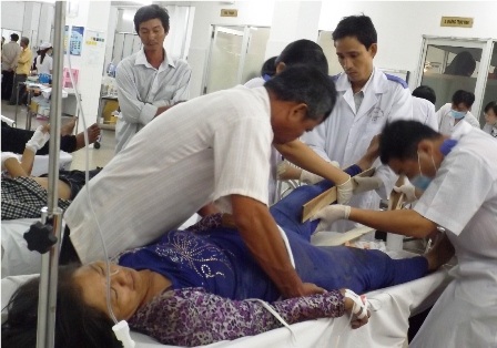 Các y, bác sĩ đang cố định lại chỗ gãy cho bệnh nhân vừa được chuyển từ Vĩnh Long qua