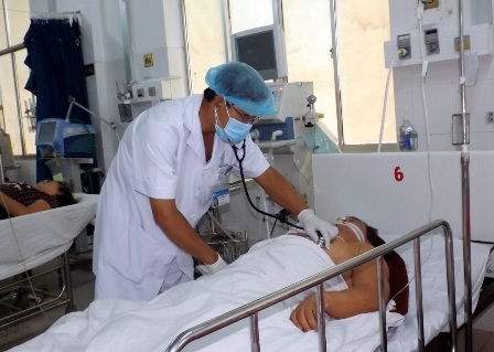 Bác sĩ Phan Thanh Nho đang khám bệnh cho bệnh nhân cấp cứu