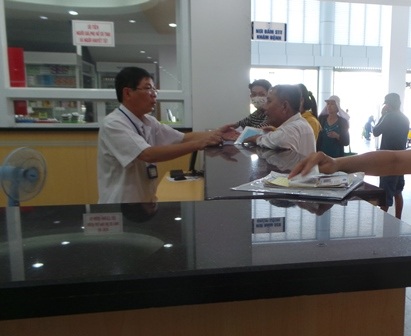 Nhân viên bệnh viện ĐKTP Cần Thơ hướng dẫn bệnh nhân làm thủ tục khám bệnh tại BV
