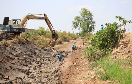 Nước mặn đã "tràn vào" TP Cần Thơ - 2 Thời gian qua hạn, mặn kéo dài đã có nhiều dòng sông ở ĐBSCL cạn trơ đáy