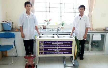 Cần Thơ: Hai học sinh chế tạo mô hình lọc nước bảo vệ môi trường - 1 Hai em Đỗ Hồng Xuân và Nguyễn Phúc Hậu bên mô hình lọc nước đoạt giải.