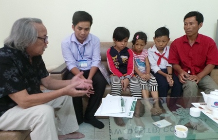 
Nhà báo Phan Huy dặn dò, động viên cha con anh Sang
