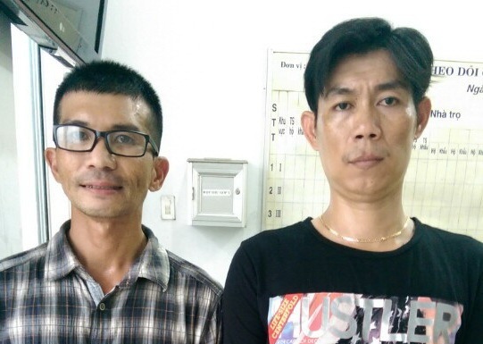 Hai đối tượng đi SH bán ma túy bị bắt “nóng” - 1 Hai đối tượng Thành và Phát tại cơ quan công an