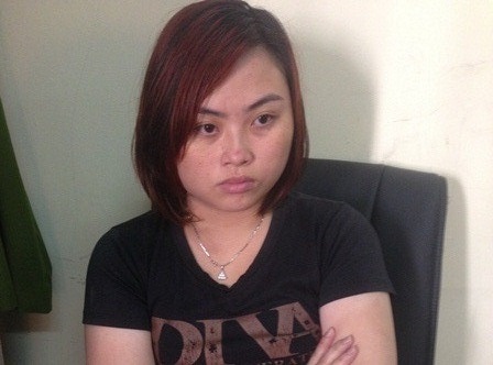 Nguyễn Trần Quỳnh Nhi (25 tuổi) cùng bị bắt vì tội lừa đảo chiếm đoạt tài sản