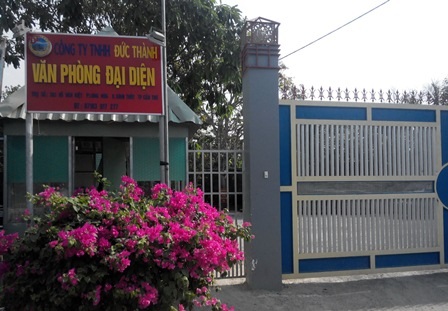 Chỉ đạo xử nghiêm vụ ngang nhiên lấp kênh công cộng chiếm gần 3000m2 đất - 2 Cổng, biển hiệu của VP công ty Đức Thành ở đường Võ Văn Kiệt nằm ngay trên phần đất của Nhà nước quản lý