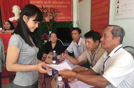 
Cử tri trẻ đi bầu cử tại điểm bầu cử số 8, phường An Thới, quận Bình Thủy, TP Cần Thơ sáng 29/5
