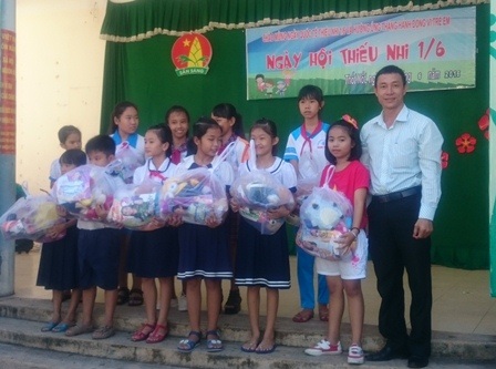 Hơn 300 phần quá thú nhồi bông tặng bạn được trao cho các em nhỏ trong ngày Quốc tế Thiếu nhi