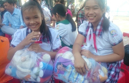 Những em nhỏ cười tươi khi được nhận quà
