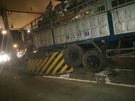 Xe tải nổ lốp, tuột dốc gây va chạm kinh hoàng - 2 Chiếc xe tải cán nát trạm thu phí cầu Cần Thơ