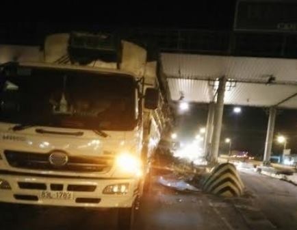 Xe tải nổ lốp, tuột dốc gây va chạm kinh hoàng - 1
Hiện trường vụ tai nạn.