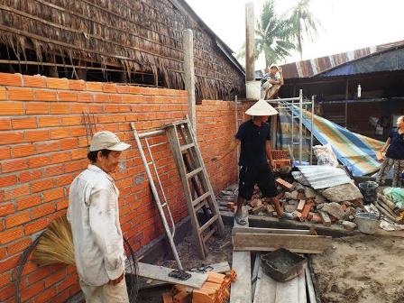 Trao hơn 77 triệu đồng đến người đàn ông có khối u chiếm hết khuôn mặt - 2 Trao hơn 77 triệu đồng đến người đàn ông có khối u chiếm hết khuôn mặt - 2