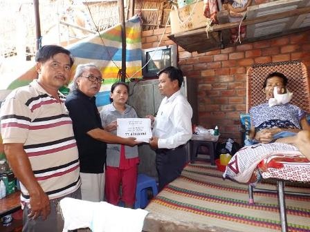 Trao hơn 77 triệu đồng đến người đàn ông có khối u chiếm hết khuôn mặt - 1 Trao hơn 77 triệu đồng đến người đàn ông có khối u chiếm hết khuôn mặt - 1