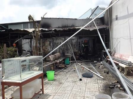 Cháy lớn kèm nhiều tiếng nổ trong khu dân cư - 1 Hiện trường vụ cháy