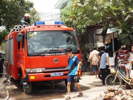 Cháy lớn kèm nhiều tiếng nổ trong khu dân cư - 2
Huy động 4 xe chữa cháy chuyên dụng