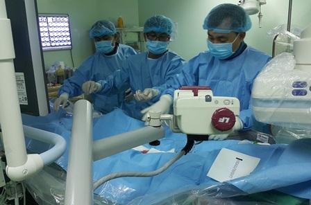 ĐBSCL: Chuyển giao kỹ thuật hoá trị ung thư mới - 1 Các bác sĩ đang thực hiện kỹ thuật thuyên tắc mạch hóa chất sử dụng hạt vi cầu DC Beads cho bệnh nhân H.