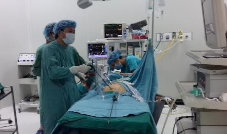 Áp xe ổ bụng vì đầu đạn chạy trong người suốt 45 năm - 1 Các bác sĩ Khoa ngoại Tổng hợp BVĐKTP Cần Thơ đang phẫu thuật lấy đầu đạn cho bệnh nhân C.