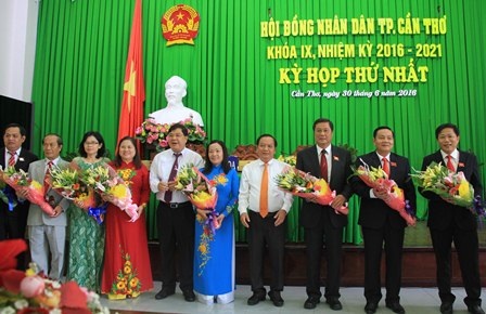 Lần đầu tiên Cần Thơ bầu Ban Đô thị - 2 Ông Trần Quốc Trung (thứ tư từ phải qua), Bí thư Thành ủy Cần Thơ, tặng hoa chúc mừng Chủ tịch và các Phó Chủ tịch HĐND khóa mới