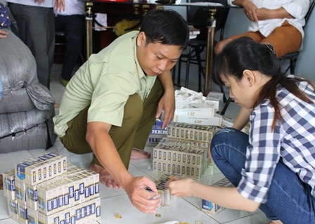 
Lực lượng chức năng của Cần Thơ vừa bắt hàng ngàn gói thuốc lá lậu ở dưới gầm một chiếc xe khách
