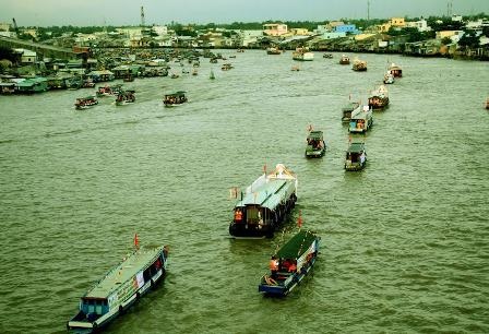 Chợ nổi Cái Răng được công nhận là di sản văn hóa cấp quốc gia - 2 Các ghe, tàu diễu hành dọc chợ nổi Cái Răng để chào mừng ngày hội.