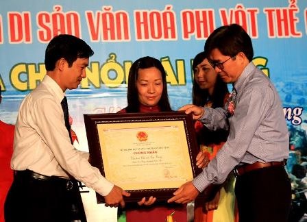 Chợ nổi Cái Răng được công nhận là di sản văn hóa cấp quốc gia - 1 Ông Nông Quốc Thành, Phó Cục Trưởng Cục di sản Văn hóa Bộ VHTT&DL trao Bằng chứng nhận chợ nổi Cái Răng di sản văn hóa phi vật thể cho Cần Thơ.