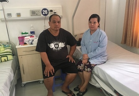 Bệnh nhân đòi bồi thường vì bác sĩ chẩn đoán thiếu chính xác - 1 Vợ chồng chị Phương ở Bệnh viện ĐKTP Cần Thơ, sức khỏe diễn tiến tốt, chờ ngày xuất viện
