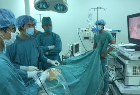 Bác sĩ Lâm Việt Trung (thứ 2, bên trái qua) đang phẫu thuật nội soi một ca bệnh khó
