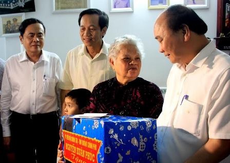 Thủ tướng tặng quà Mẹ Việt Nam anh hùng Phạm Thị Ẩn