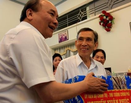 Thủ tướng Nguyễn Xuân Phúc tặng quà thương binh Nguyễn Thới Minh