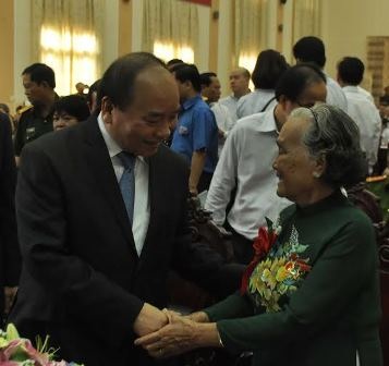 Thủ tướng dự hội nghị biểu dương người có công với cách mạng - 2
Thủ tướng thăm hỏi Mẹ Việt Nam anh hùng