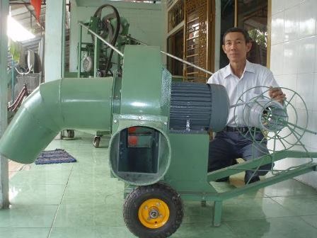 Thán phục với "kỹ sư chân đất" chế nông cụ ở miệt Hậu Giang - 2
Chiếc máy hút - thổi lúa của Tư Sáng vừa hoàn thành