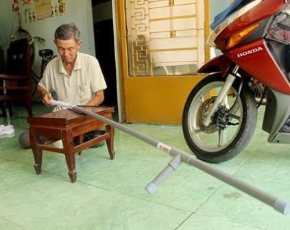 Thán phục với "kỹ sư chân đất" chế nông cụ ở miệt Hậu Giang - 1
Nông dân chân đất Tư Sáng đang mày mò để cho ra đời chiếc gậy phun thuốc diệt cỏ