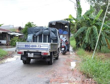 Xe tải “rồng rắn” đi đường vòng, né trạm thu phí - 1 Tuyến đường Huỳnh Thị Nở, cánh xe tải “né” trạm thu phí đã xuất hiện ổ trâu, ổ gà dày đặc