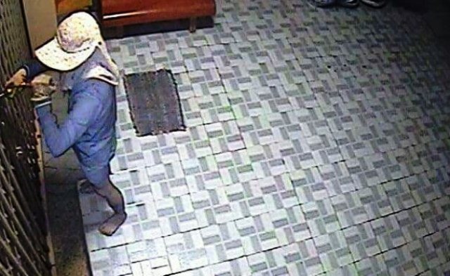 Bắt băng trộm nhiều tiệm vàng ở đồng bằng sông Cửu Long - 1 .Hình ảnh camera an ninh ghi được cảnh tên trộm đột nhập vào tiệm vàng Hiện - Tính Hà, huyện Phong Điền, Cần Thơ