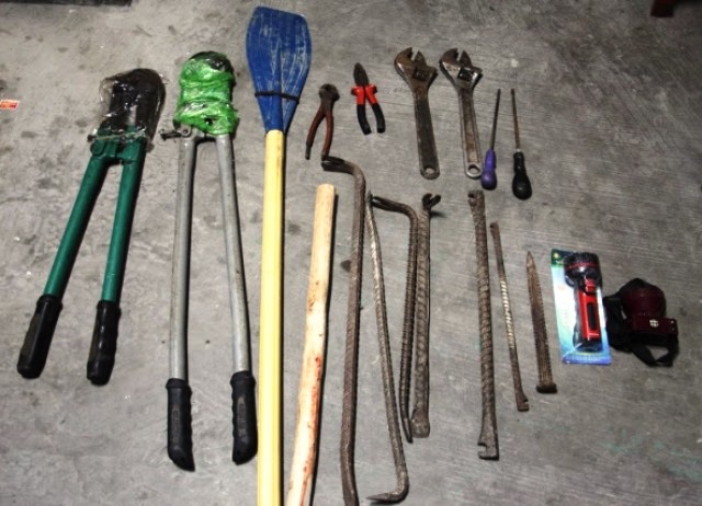 Bắt băng nhóm trộm các tiệm vàng bằng đường sông rúng động miền Tây - 6 Các dụng cụ mà băng trộm dùng để phá cửa các tiệm vàng vừa bị cơ quan điều tra thu giữ